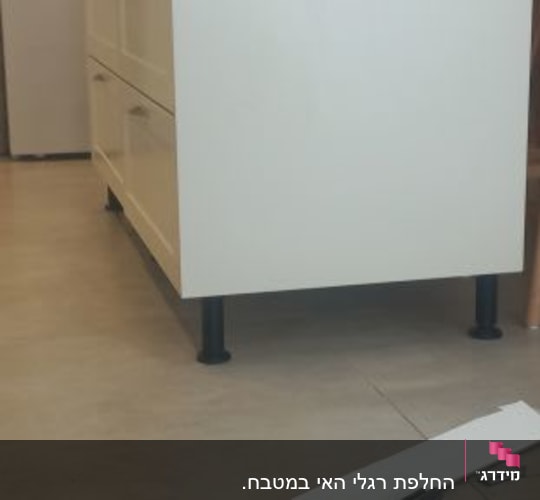 ארון מטבח עם חלק שבור על הרצפה